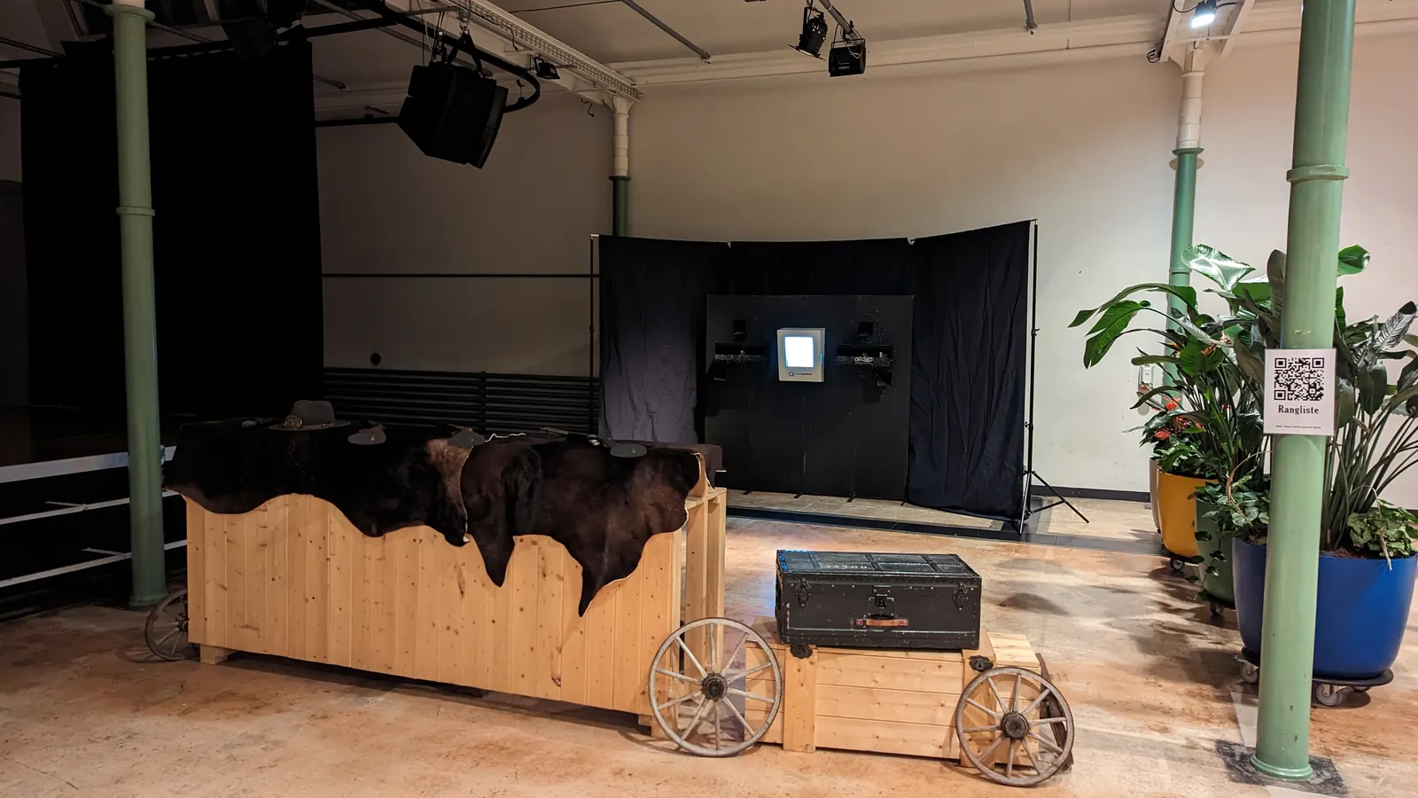 Der Stand in einer Eventhalle, mit QR-Code zur Live-Rangliste